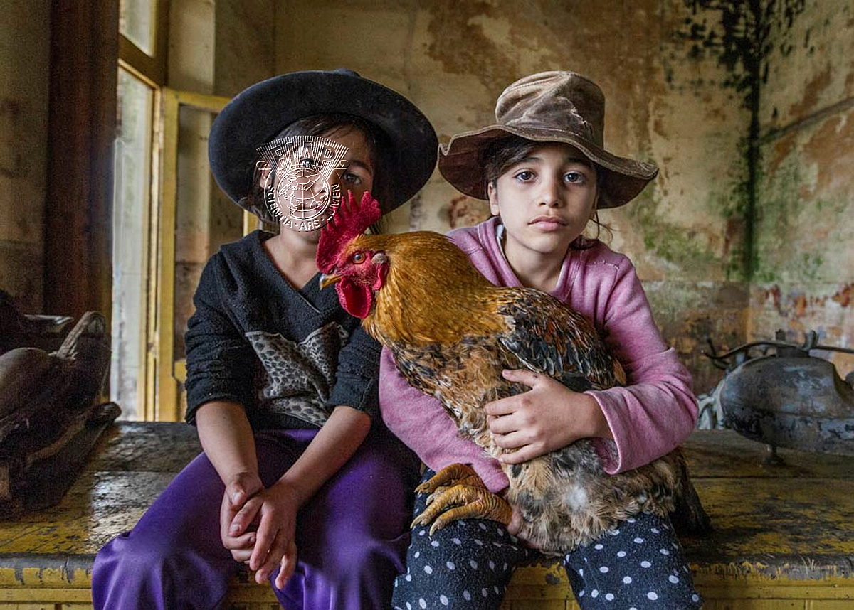 032_Jose_Urbaitel_Las paisanitas y el gallo.jpg