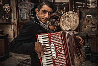 076_Rodrigo_Mazzola_Red accordion.jpg