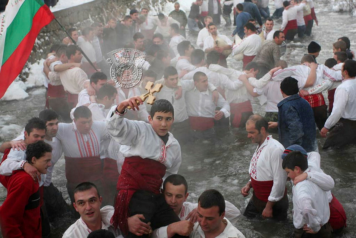 100_Minko_Mihaylov_A cross in his hand.jpg