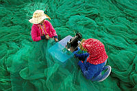 104_Lin_Zay Yar_Sewing the fishing nets.jpg