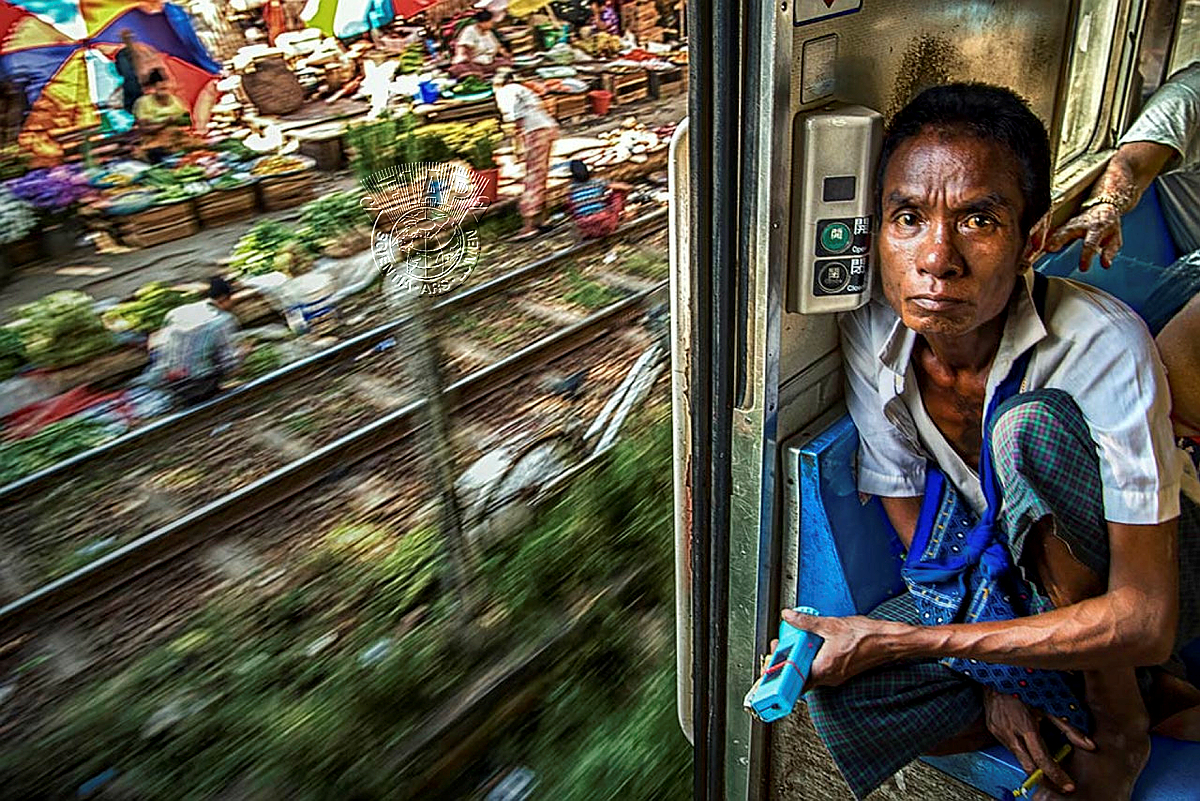 104_Wanna_Thigh_Traveller in the train.jpg