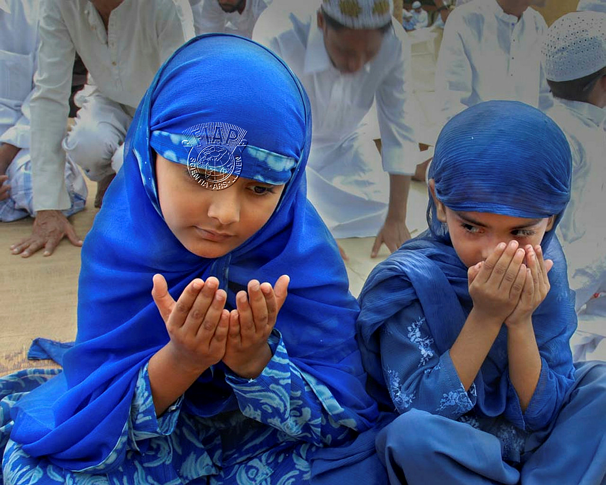 356_ANINDYA_MAJUMDAR_Peeping the prayers.jpg