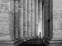 380_Del Ghianda_Gulia_Tra le colonne del Bernini.jpg