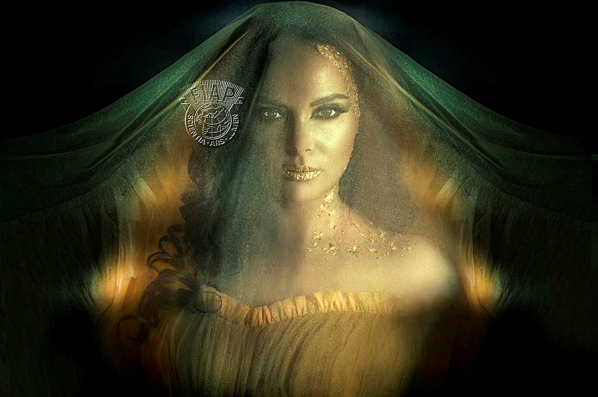 642_Adela_Lia_ Rusu_Golden_Woman.jpg