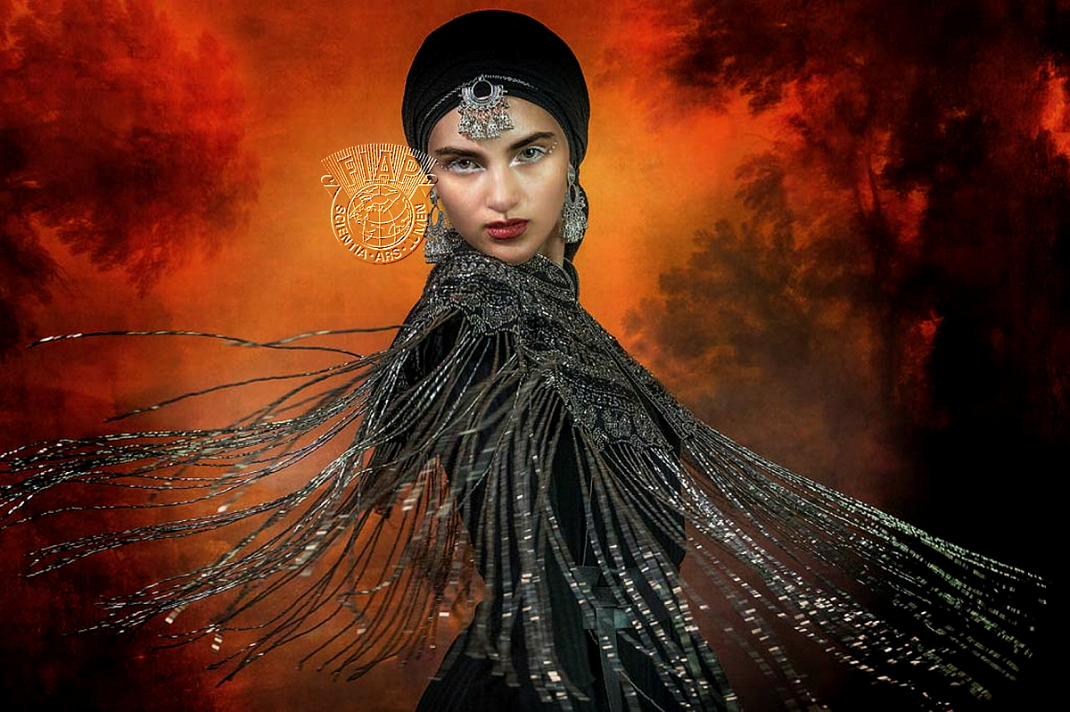 642_Adela_Lia_ Rusu_Shiny_Chains.jpg