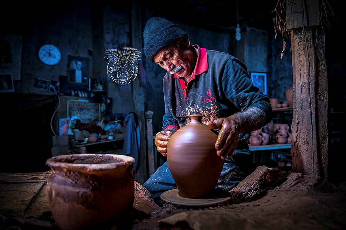 792_Abdullah_Vural_clay jug.jpg