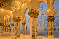 E04_Viktoriya_Vinnikava_Walkway in Abu Dhabi Grand Mosque.jpg