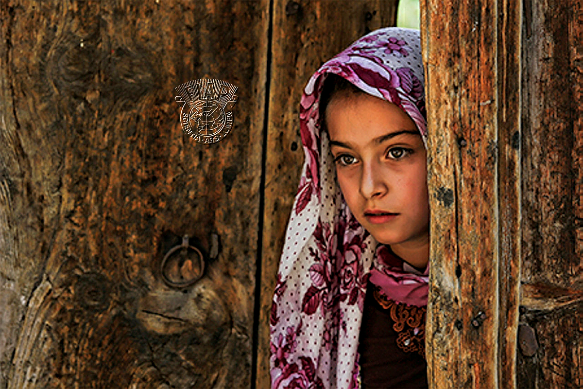 T03_Dilek_Erim_shy_girl.jpg